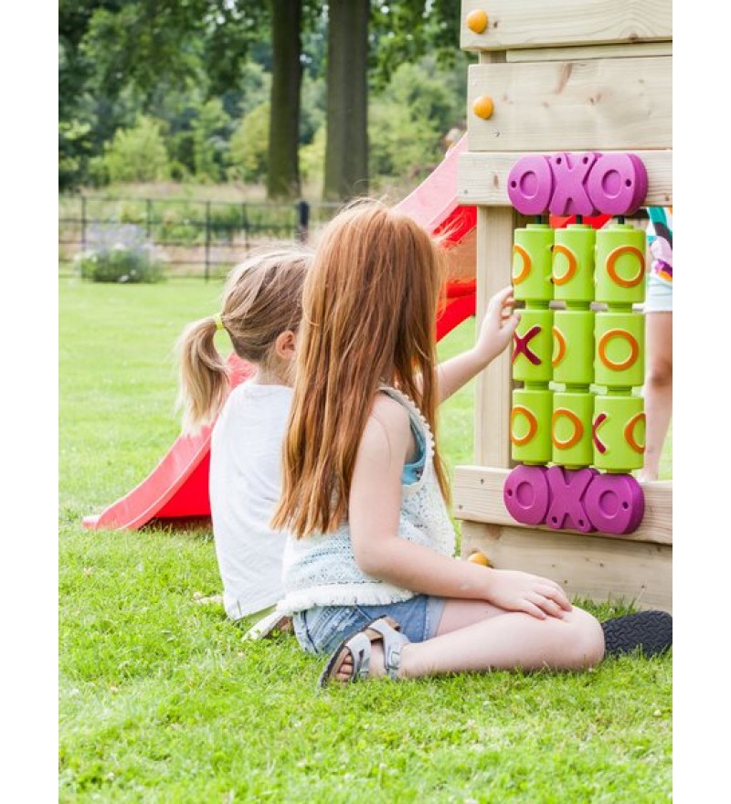 Dzieci bawiące się na placu zabaw grą kółko i krzyżyk