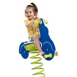 Dziecko na bujaku skuter na placu zabaw