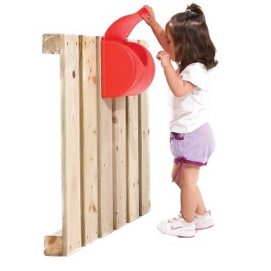 Skrzynka na listy zamontowana na placu zabaw czerwona