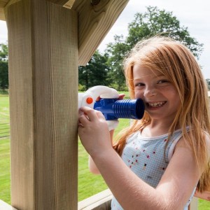 Chłopiec mówiący przez megafon na placu zabaw