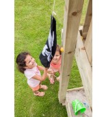 Flaga pirat na placu zabaw 