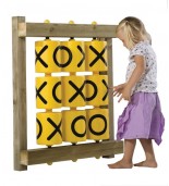 Dziecko grające w kółko i krzyżyk