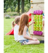 Dzieci bawiące się na placu zabaw grą kółko i krzyżyk