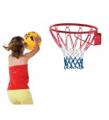 Dziecko grające w koszykówkę na placu zabaw