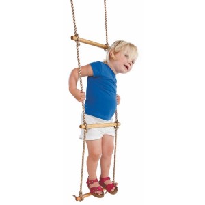 Un cinque gradi scala di corda per parco giochi