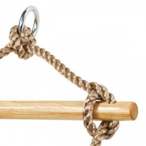 Un cinque gradi scala di corda per parco giochi
